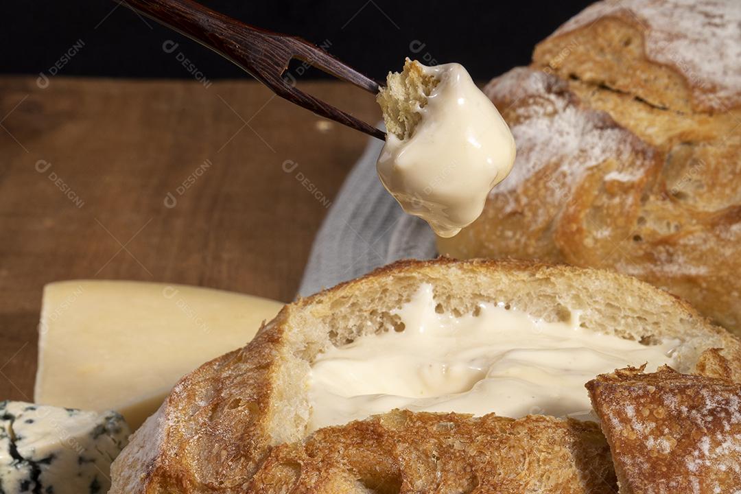 Creme de queijo dentro de pão italiano com croutons Imagem JPG
