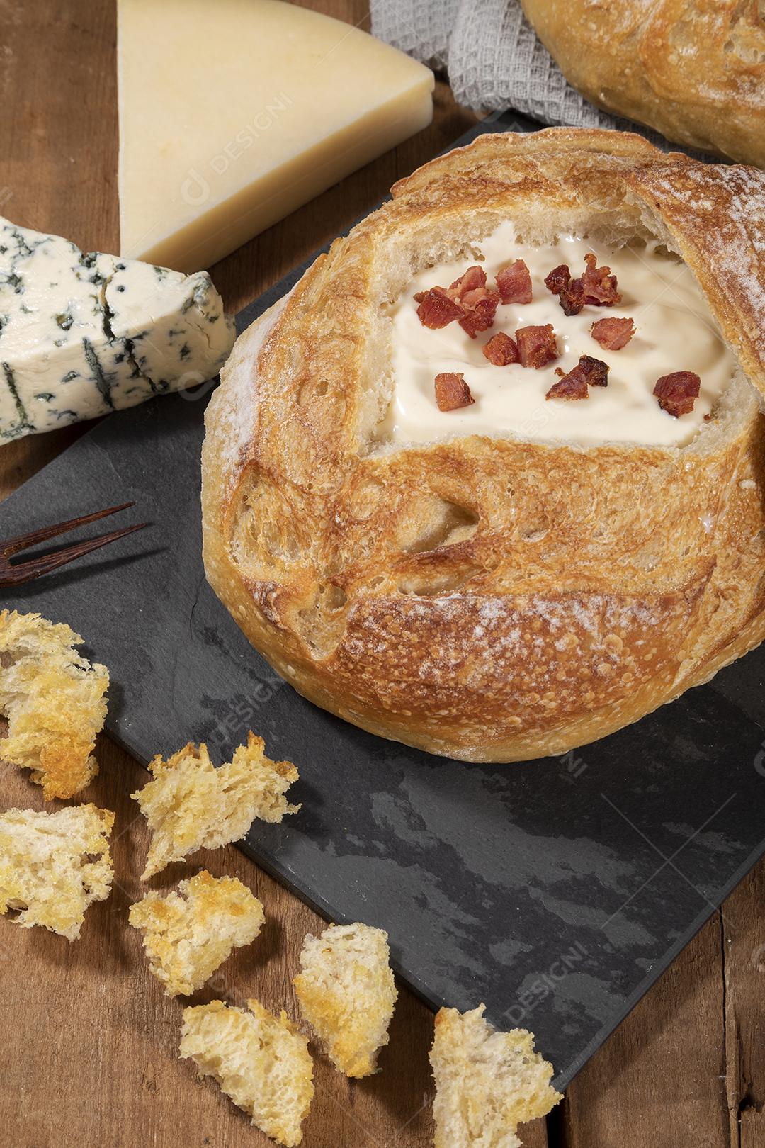 Caldo de abóbora com bacon em cima do pão italiano Imagem JPG