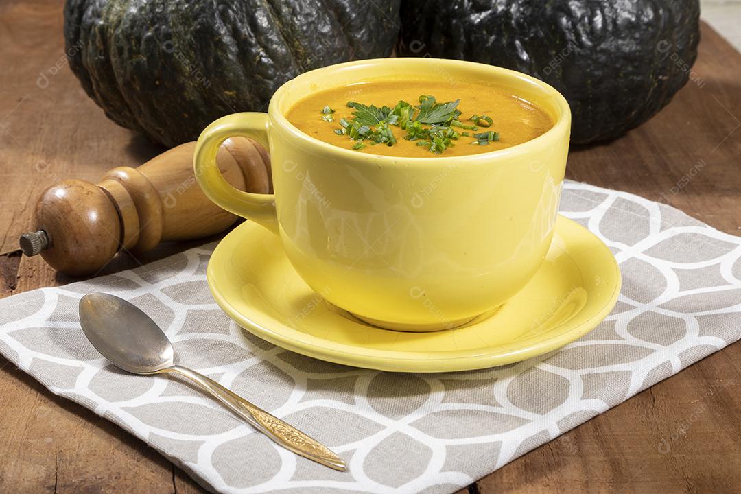 Caldo de abóbora com bacon em cima do pão italiano Imagem JPG