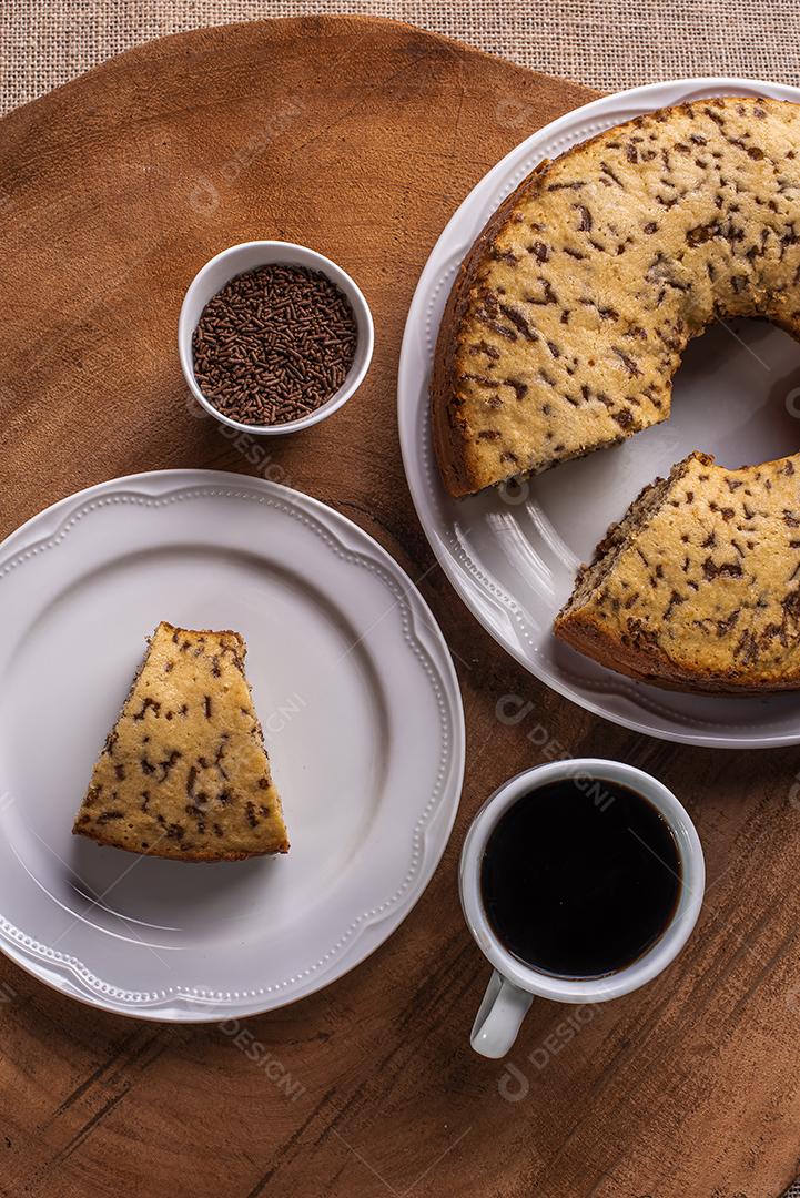 Bolo tradicional brasileiro chamado Bolo Formigueiro. Baunilha JPG