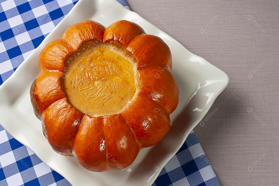 Camarão na abóbora. Prato típico brasileiro, onde o camarão é feito dentro da abóbora, com molho de tomate, queijo, queijo cremoso e leite de coco JPG