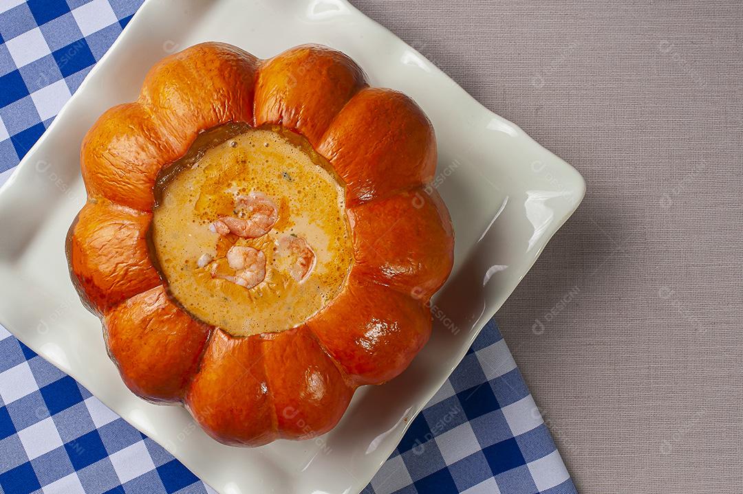Camarão na abóbora. Prato típico brasileiro, onde o camarão é feito dentro da abóbora, com molho de tomate, queijo, queijo cremoso e leite de coco JPG