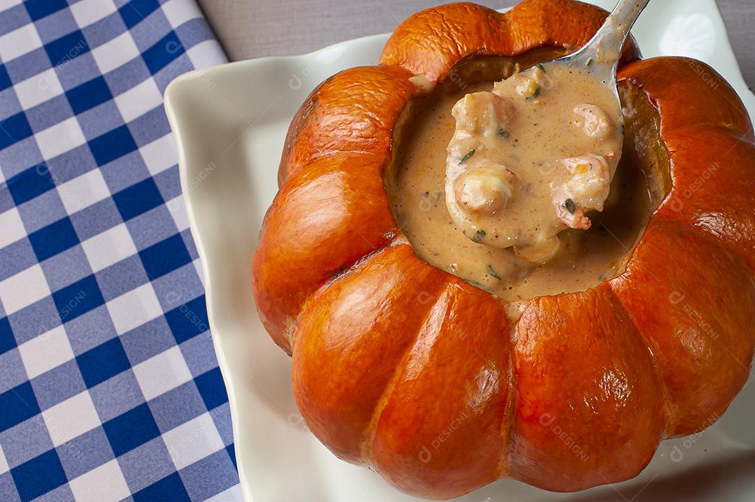 Camarão na abóbora. Prato típico brasileiro, onde o camarão é feito dentro da abóbora, com molho de tomate, queijo, queijo cremoso e leite de coco JPG