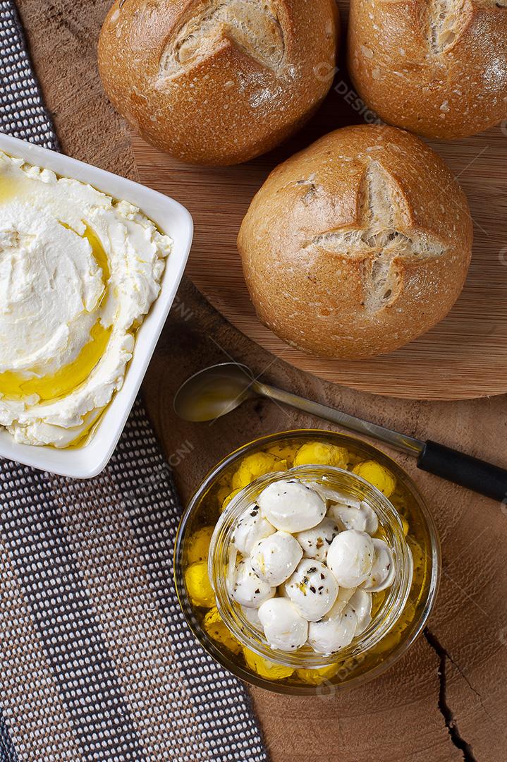 Popular aperitivo do Oriente Médio labneh ou labaneh, branco macio JPG