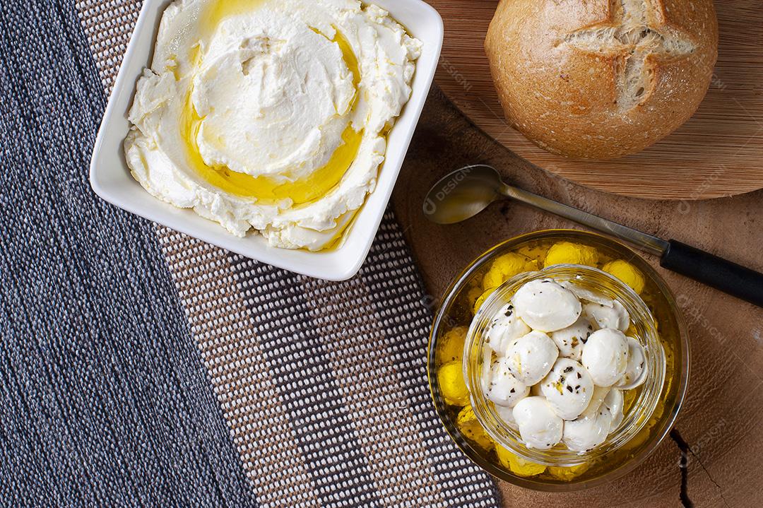 Popular aperitivo do Oriente Médio labneh ou labaneh, branco macio JPG