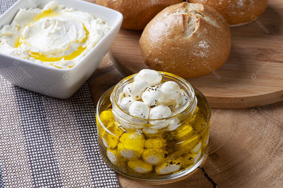 Popular aperitivo do Oriente Médio labneh ou labaneh, branco macio JPG