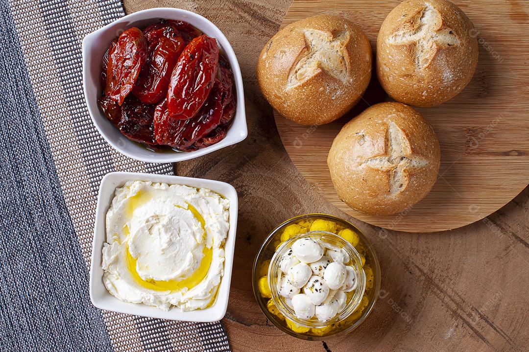 tipos de coalhada e tomate seco ao sol JPG