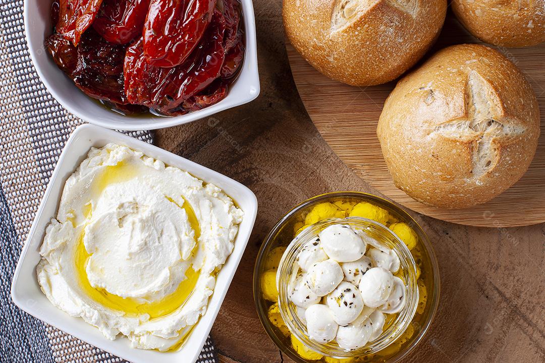 tipos de coalhada e tomate seco ao sol JPG