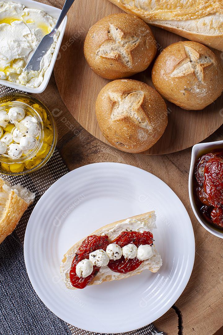 Mesa com diferentes aperitivos. Pães variados JPG