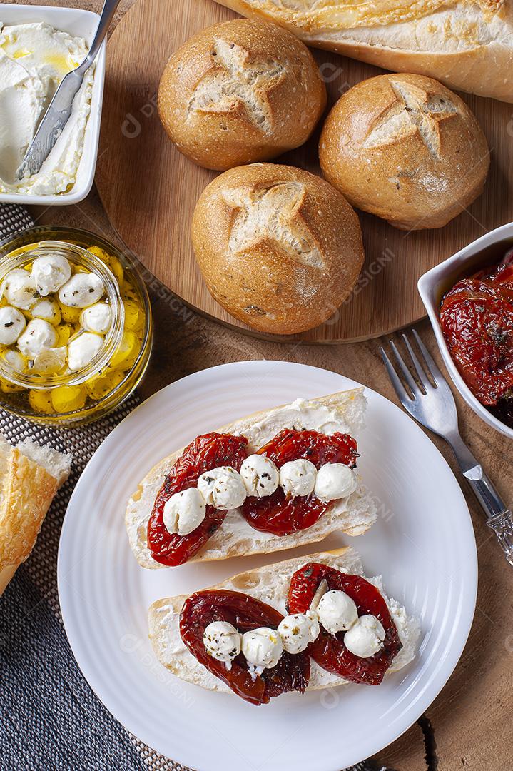 Mesa com diferentes aperitivos. Pães variados JPG