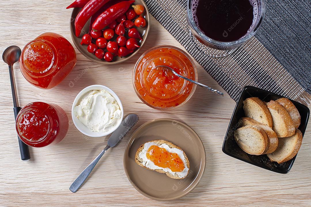 Mesa com torrada acompanhada de coalhada e geleias de pimenta JPG