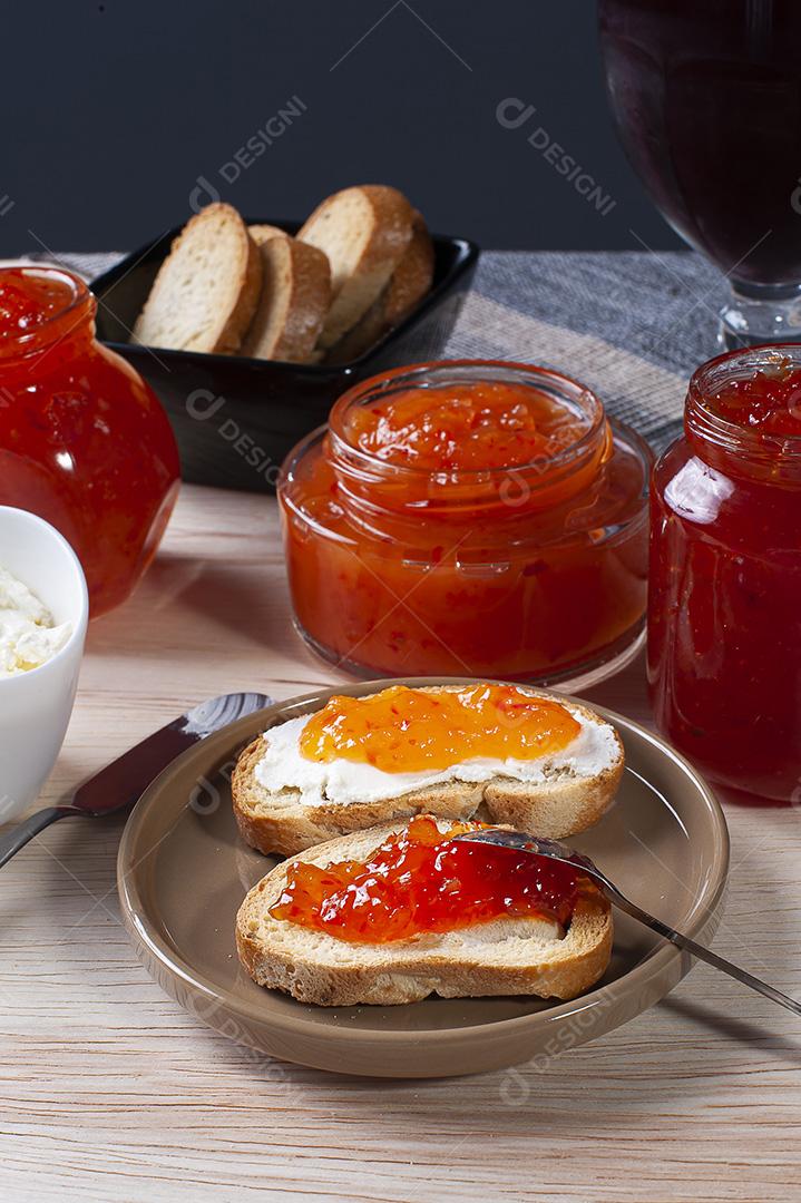 Mesa com torrada acompanhada de coalhada e geleias de pimenta JPG