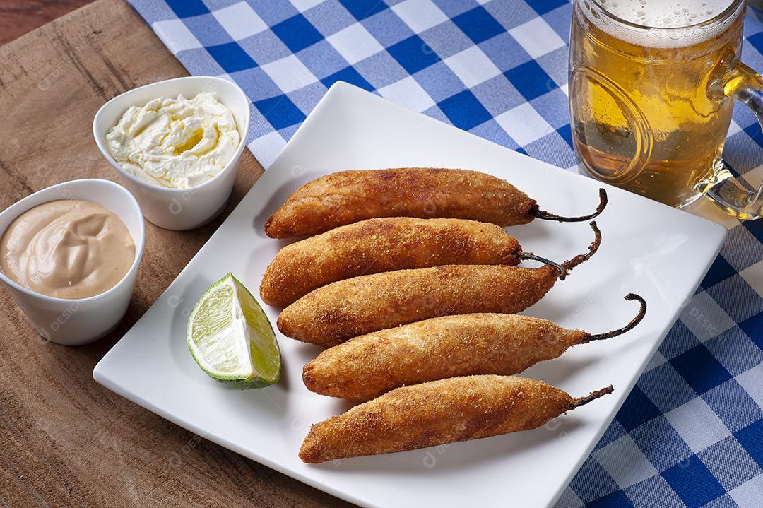 Pimentas recheadas com queijo, empanadas e fritas. Sagacidade acompanhada JPG