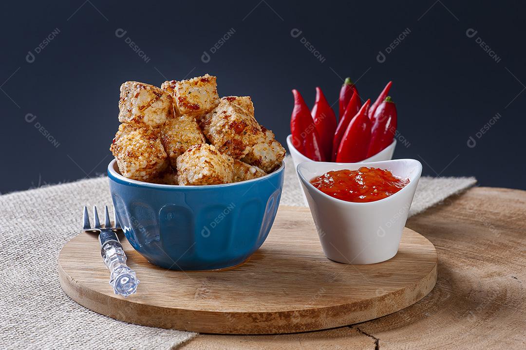 tapioca e queijo servido com geleia de pimenta JPG