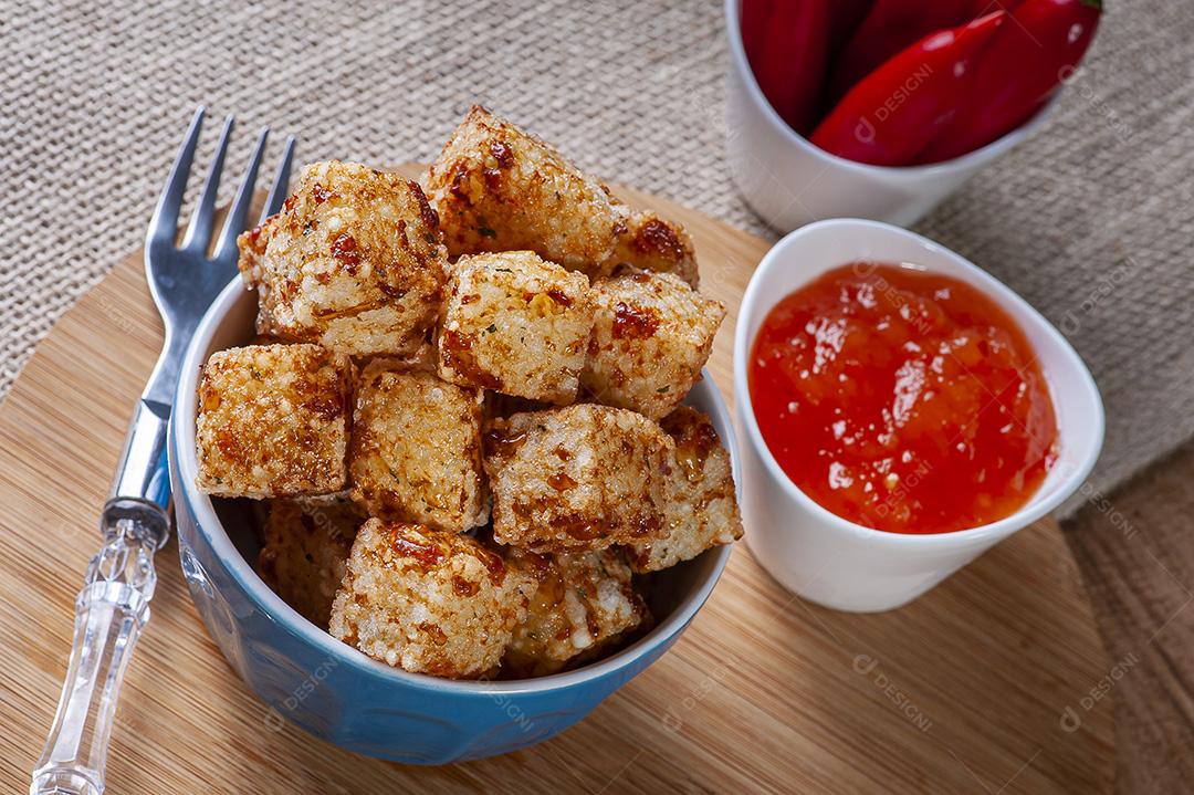 tapioca e queijo servido com geleia de pimenta JPG