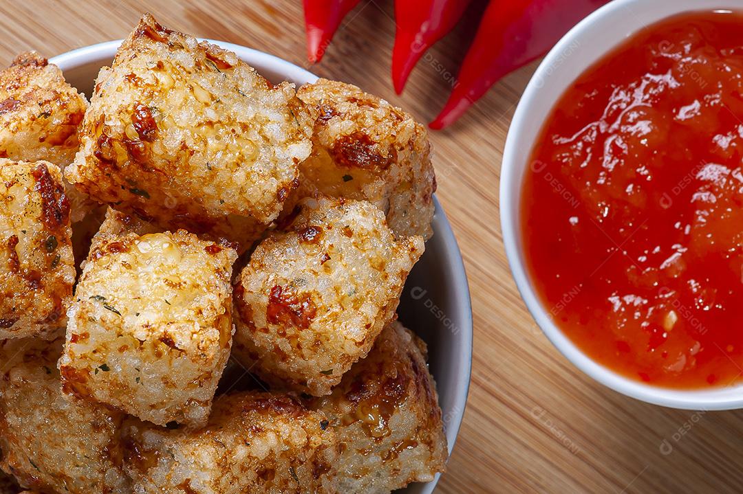 tapioca e queijo servido com geleia de pimenta JPG