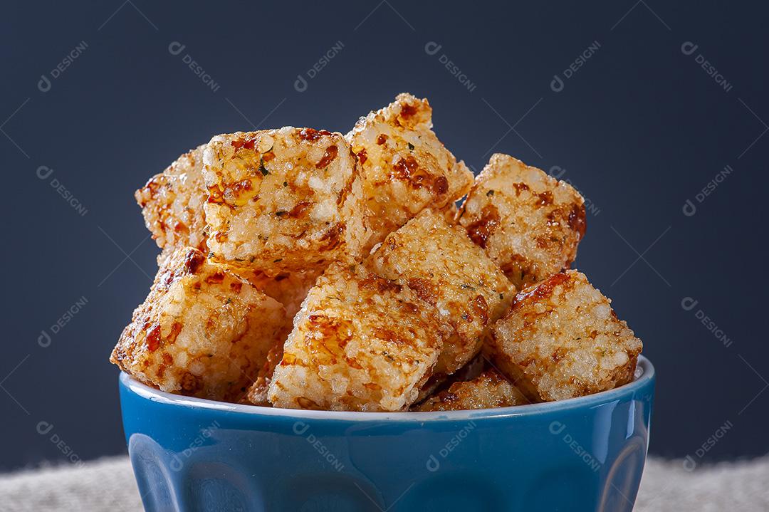 tapioca e queijo servido com geleia de pimenta JPG