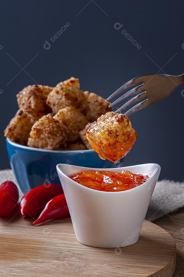 tapioca e queijo servido com geleia de pimenta JPG