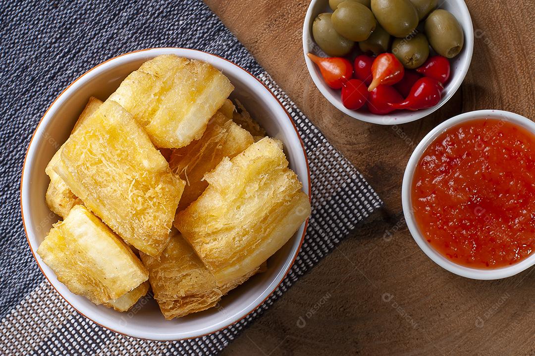 Mandioca frita. Tradicional prato de comida brasileira JPG