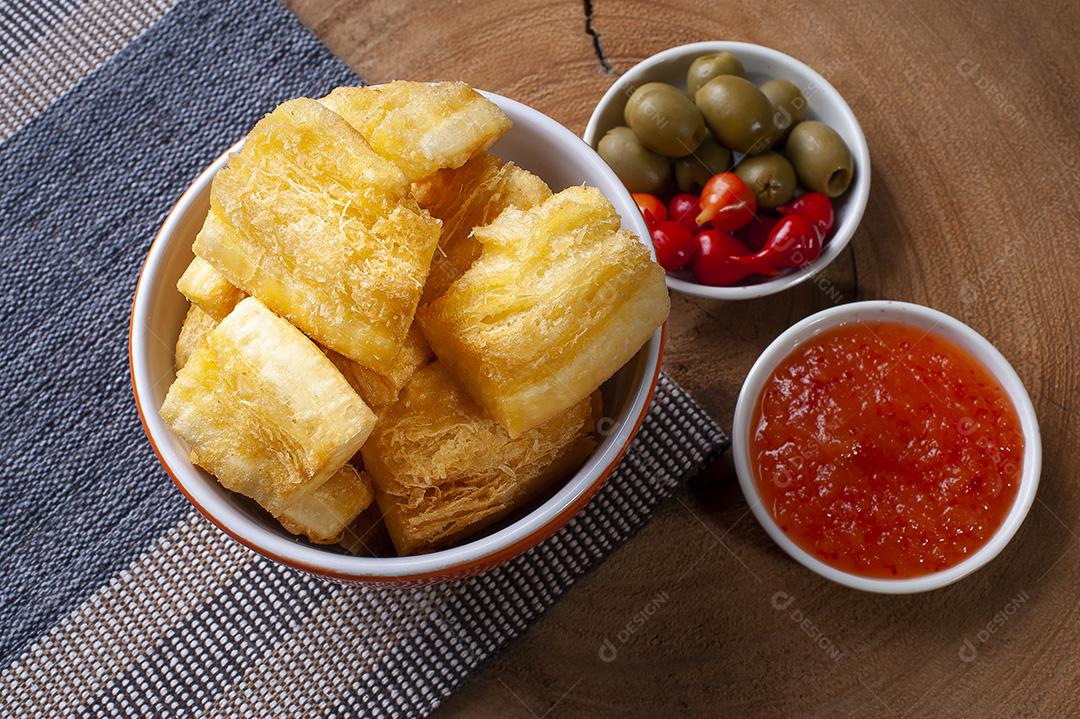 Mandioca frita. Tradicional prato de comida brasileira JPG