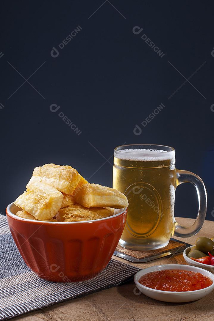 Mandioca frita. Tradicional prato de comida brasileira JPG