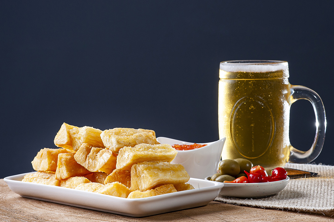 Mandioca frita. Tradicional prato de comida brasileira JPG