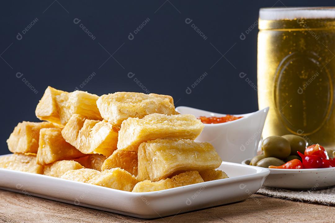 Mandioca frita. Tradicional prato de comida brasileira JPG