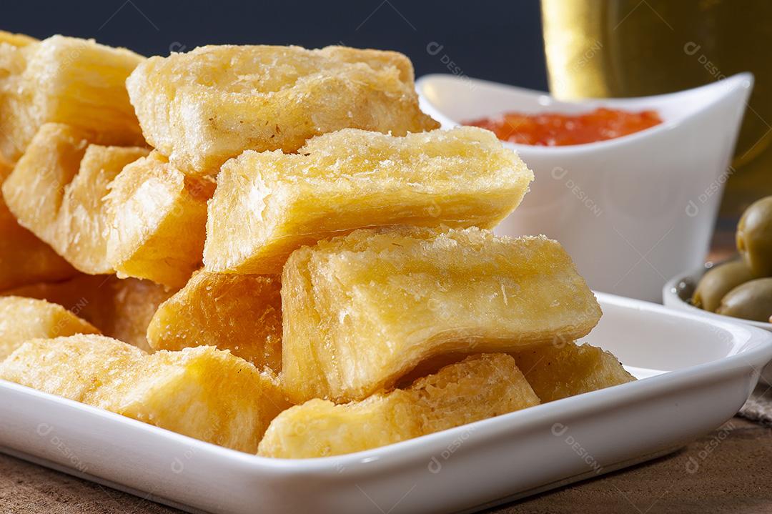 Mandioca frita. Tradicional prato de comida brasileira JPG