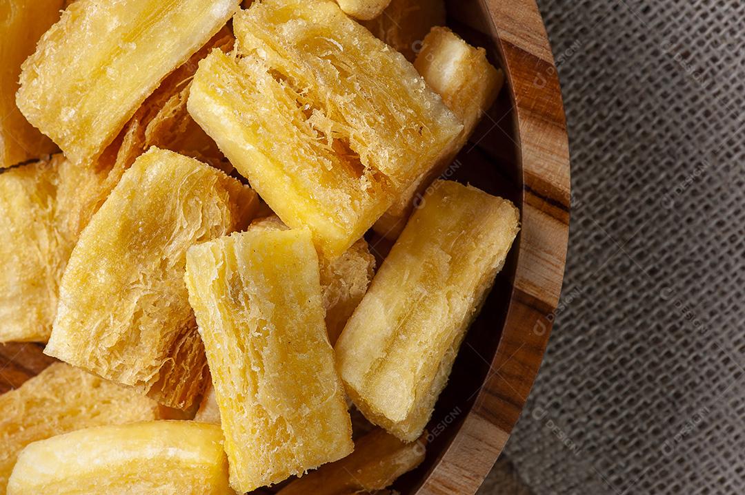 Mandioca frita. Tradicional prato de comida brasileira JPG