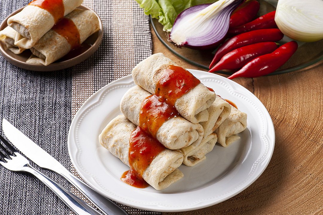 Panquecas com carne, molho de tomate e queijo JPG