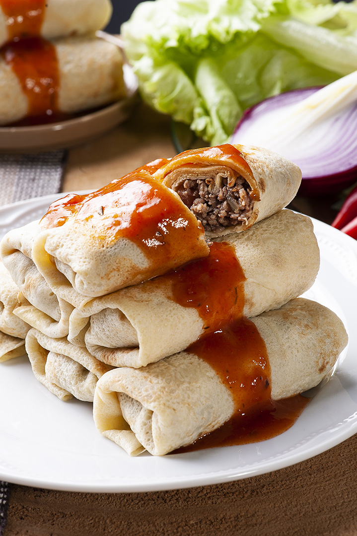 Panquecas com carne, molho de tomate e queijo JPG