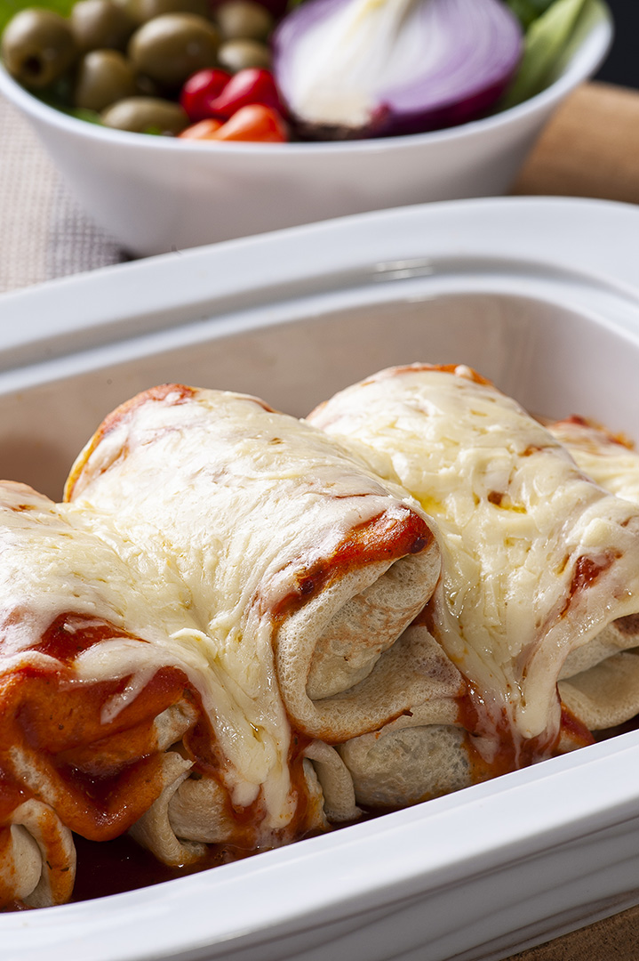 Panquecas com carne, molho de tomate e queijo JPG