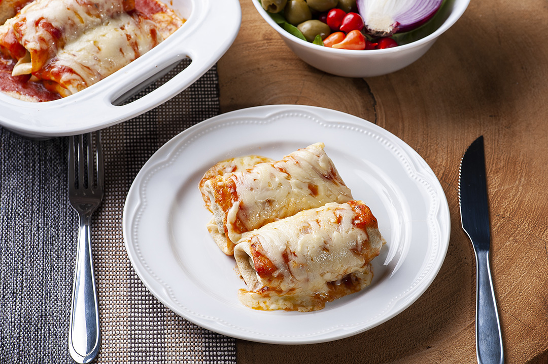 Panquecas com carne, molho de tomate e queijo JPG