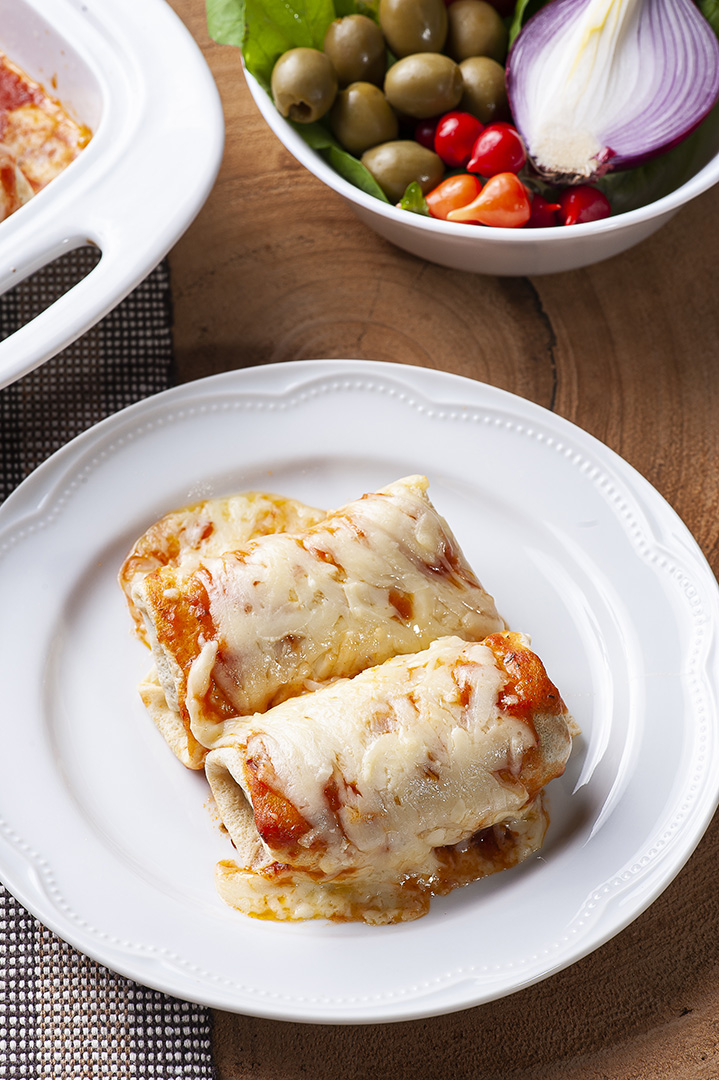 Panquecas com carne, molho de tomate e queijo JPG