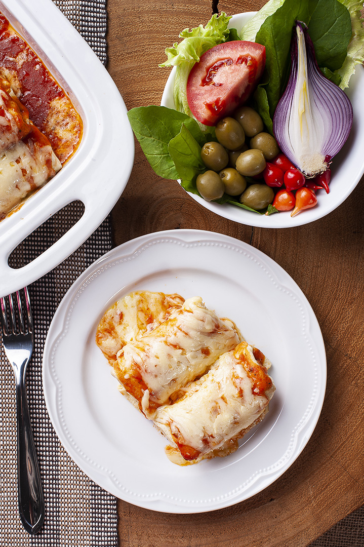 Panquecas com carne, molho de tomate e queijo JPG
