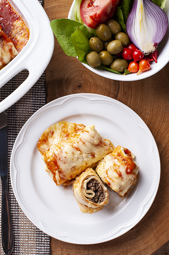 Panquecas com carne, molho de tomate e queijo JPG