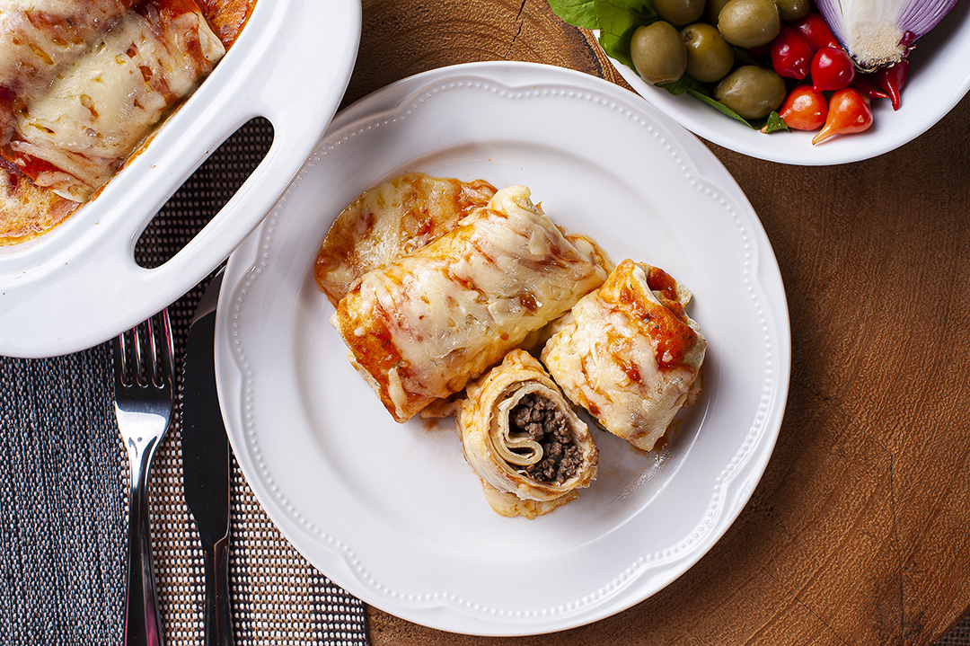 Panquecas com carne, molho de tomate e queijo JPG