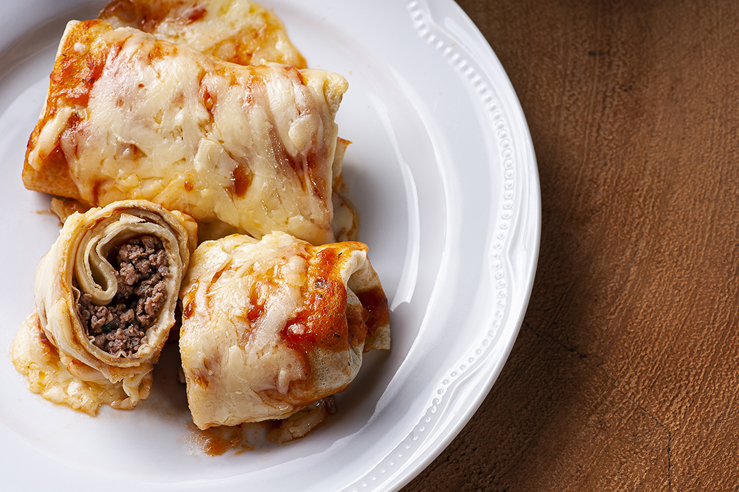 Panquecas com carne, molho de tomate e queijo JPG