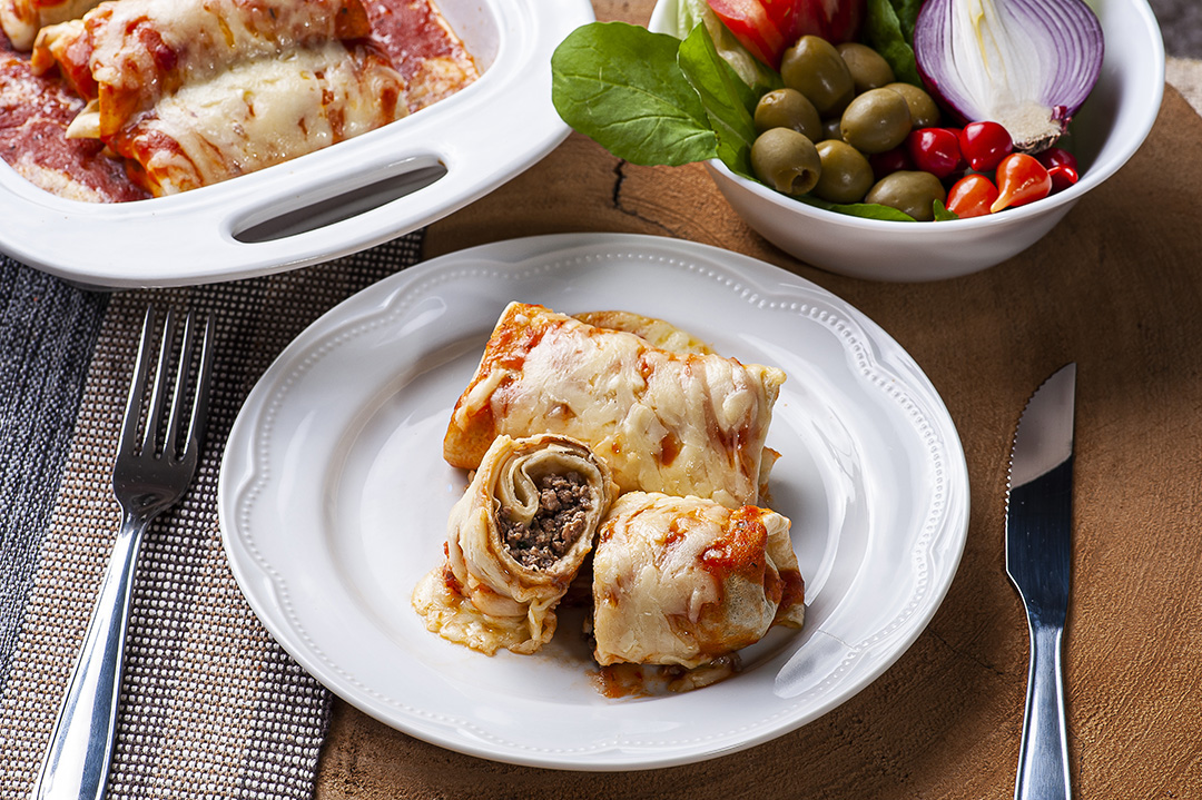 Panquecas com carne, molho de tomate e queijo JPG