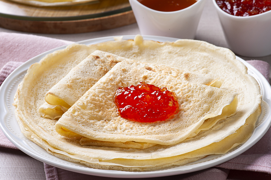 Crepes russos tradicionais Blini. Panquecas finas caseiras JPG