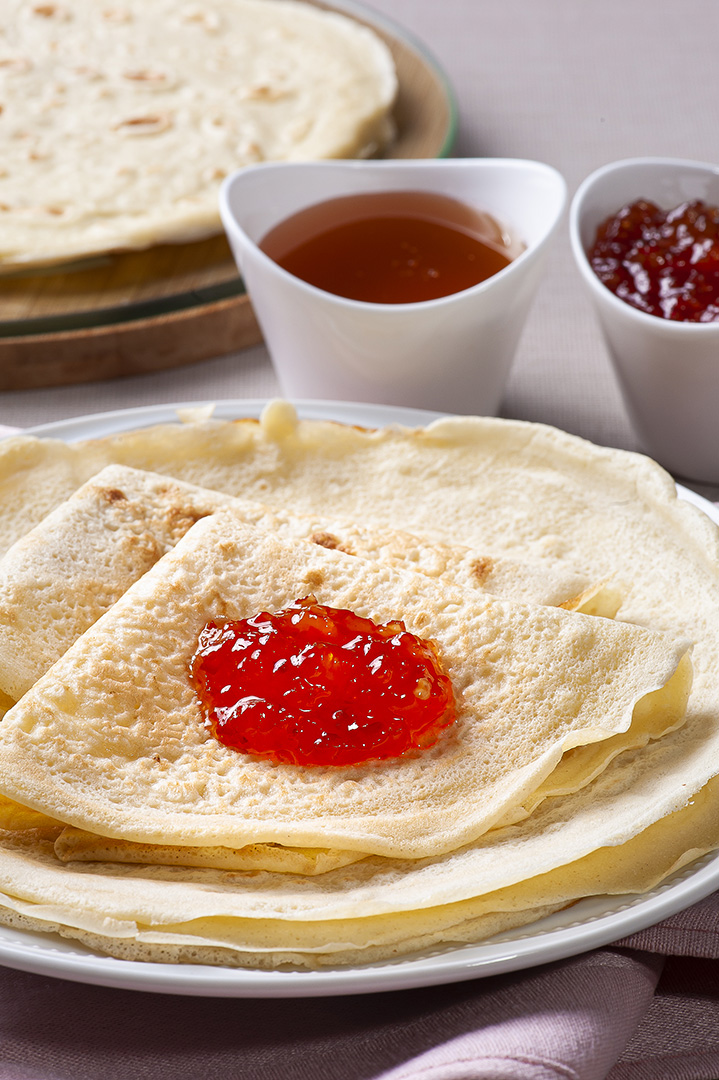 Crepes russos tradicionais Blini. Panquecas finas caseiras JPG