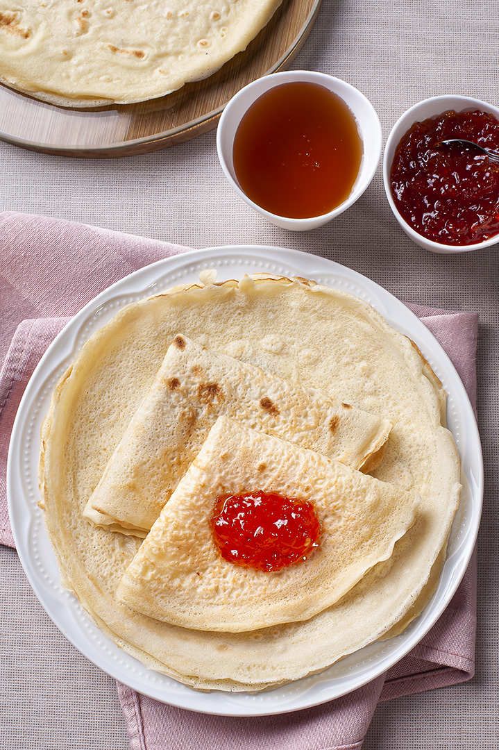 Crepes russos tradicionais Blini. Panquecas finas caseiras JPG