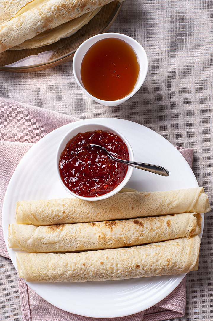 Crepes russos tradicionais Blini. Panquecas finas caseiras JPG