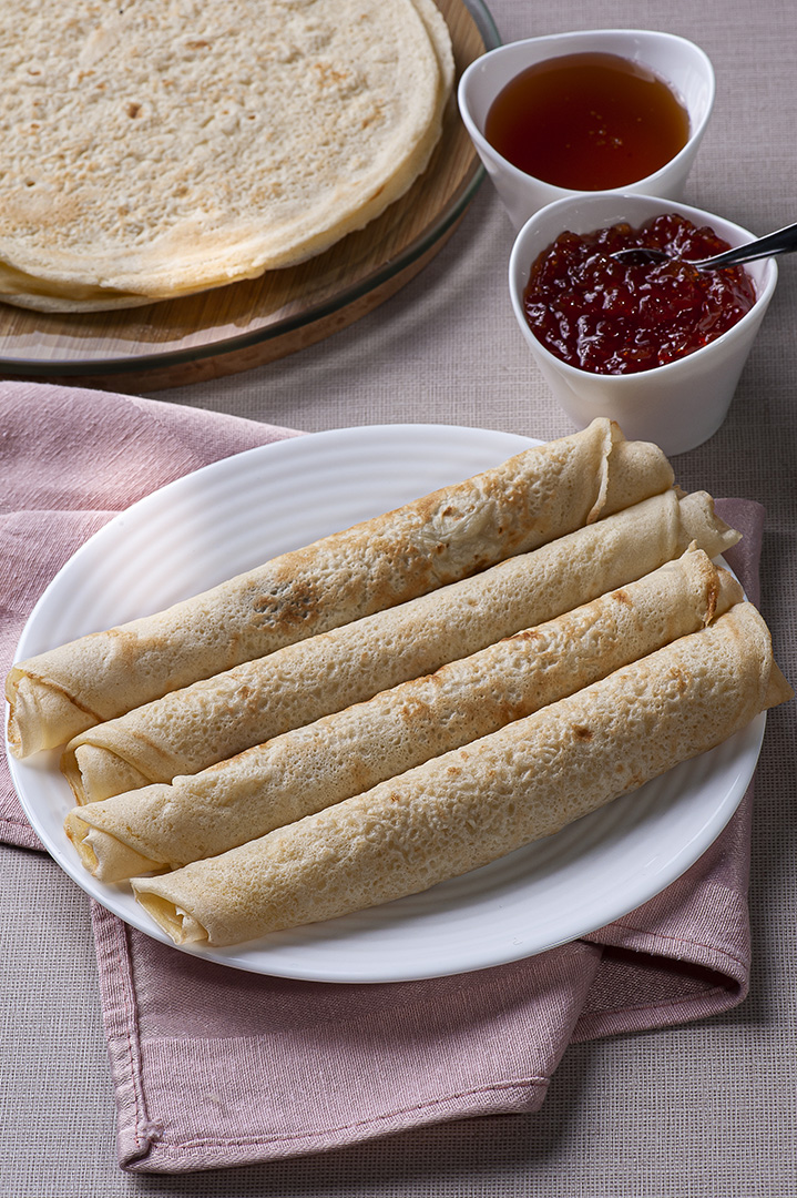 Crepes russos tradicionais Blini. Panquecas finas caseiras JPG