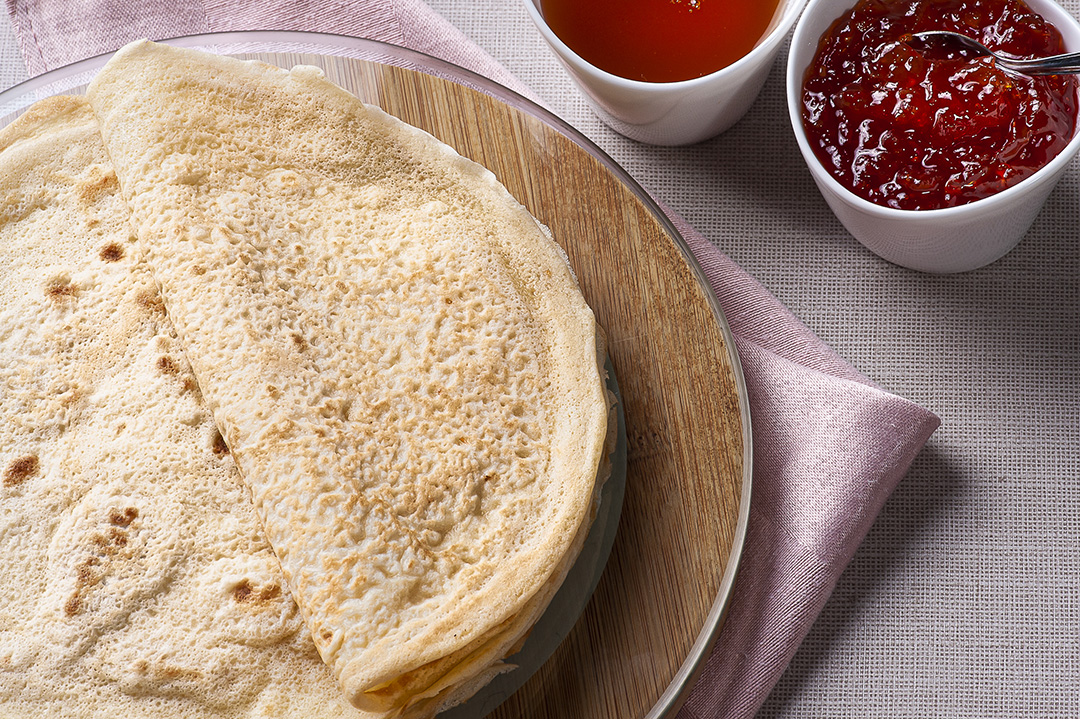 Crepes russos tradicionais Blini. Panquecas finas caseiras JPG