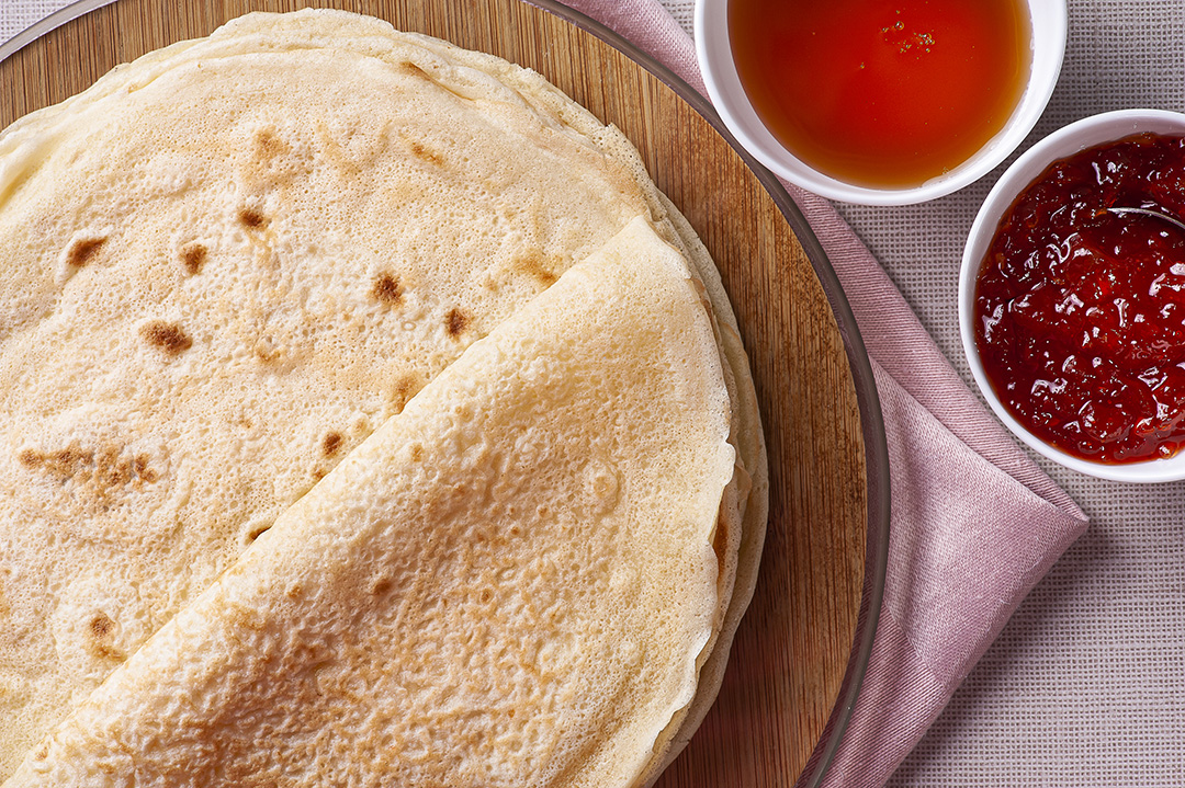 Crepes russos tradicionais Blini. Panquecas finas caseiras JPG