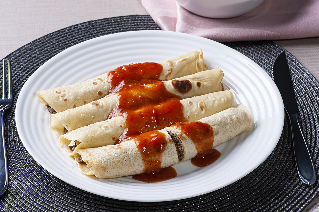 Panquecas com carne, molho de tomate e queijo JPG