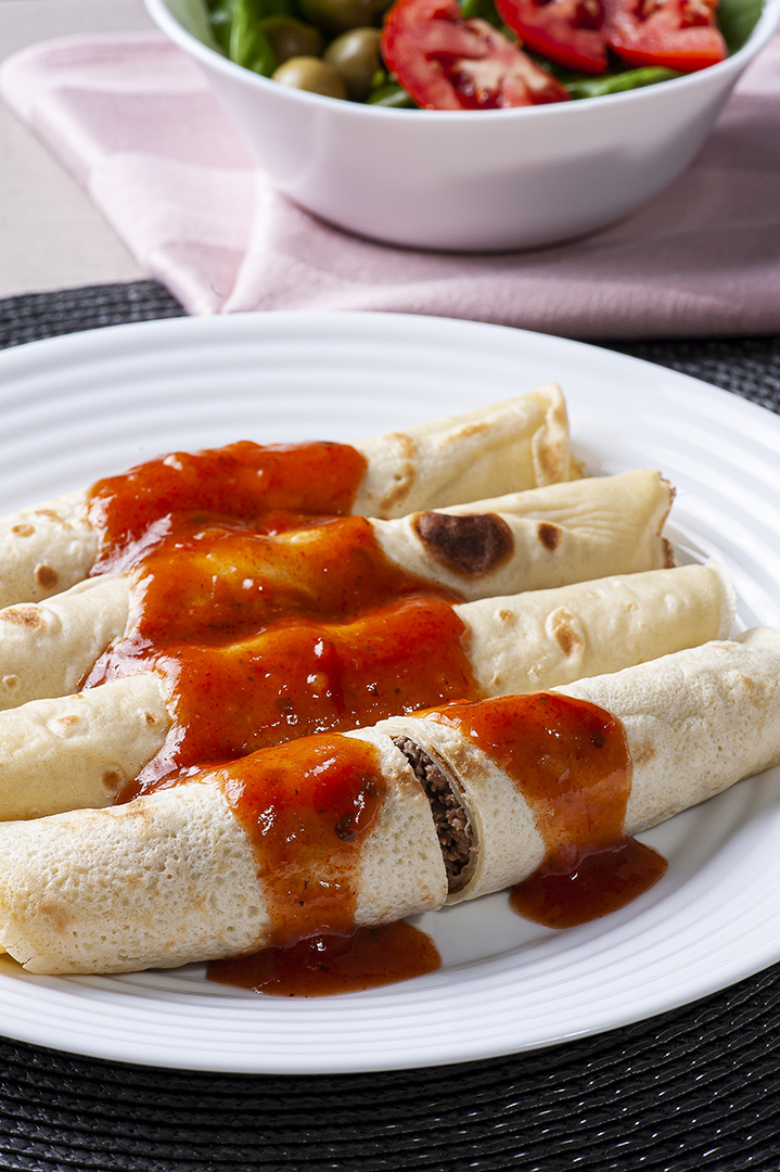 Panquecas com carne, molho de tomate e queijo JPG