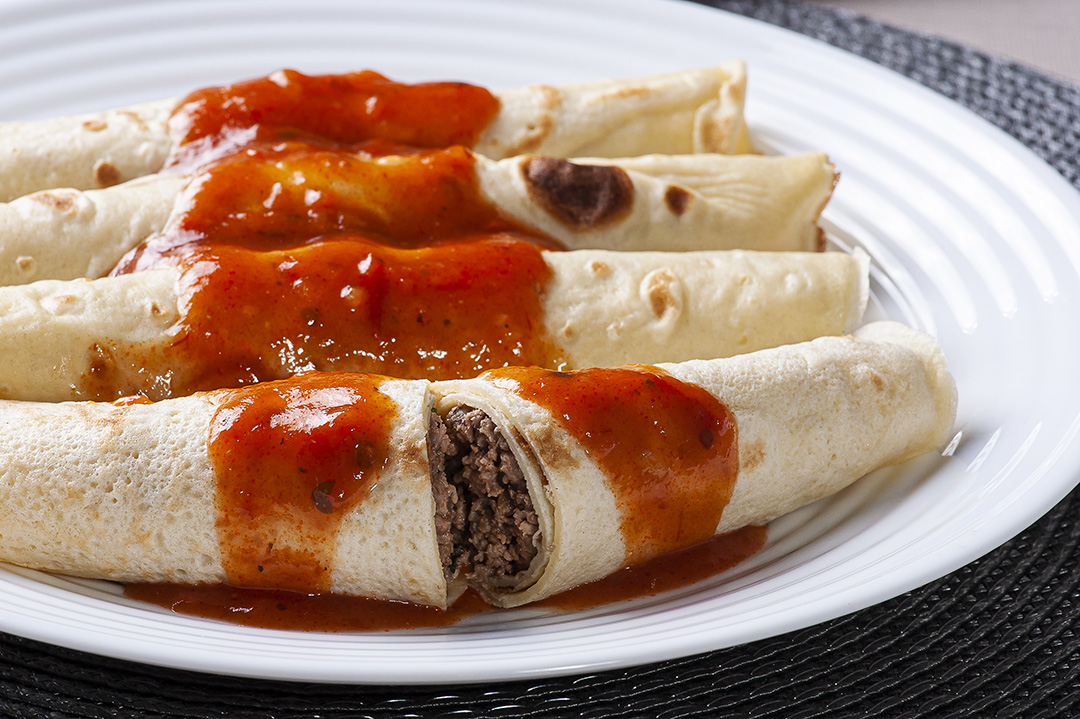 Panquecas com carne, molho de tomate e queijo JPG