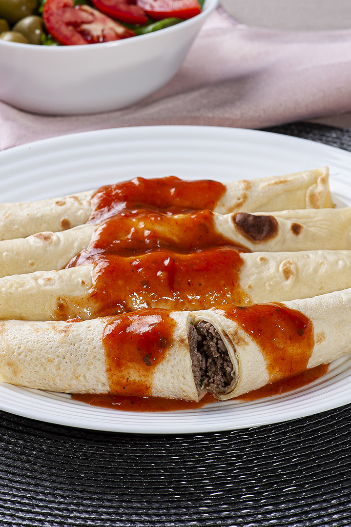 Panquecas com carne, molho de tomate e queijo JPG